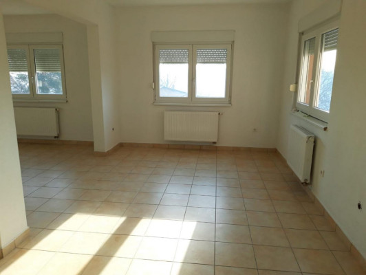 Poslovni prostor u poslovnoj zgradi, Duga Resa, 260 m2